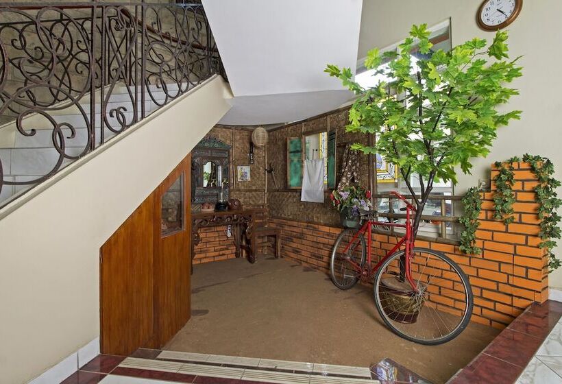 Отель Reddoorz @ Pejaten Raya