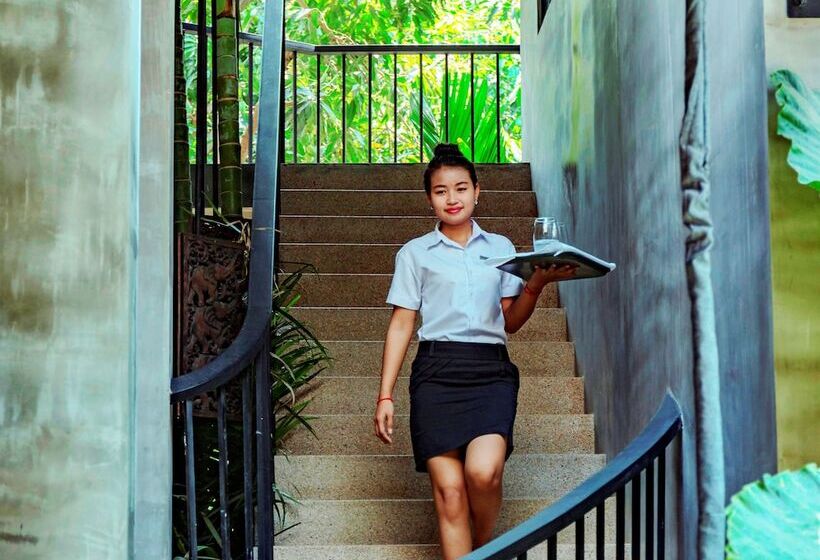 فندق Solitaire Kamreuk Resort