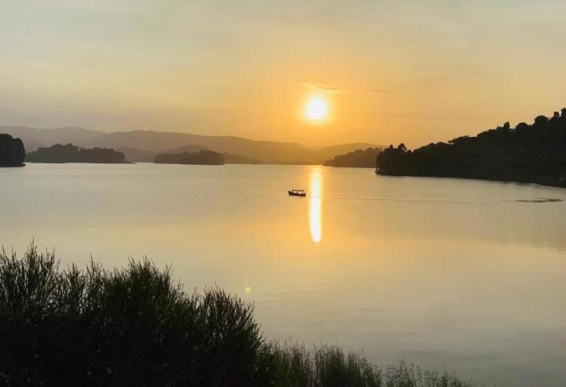 Lake Bunyonyi Rock Resort