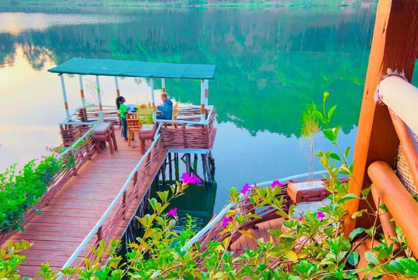 Lake Bunyonyi Rock Resort