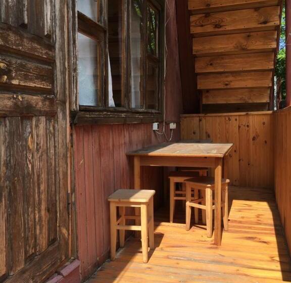Albergue номера в деревянных домиках