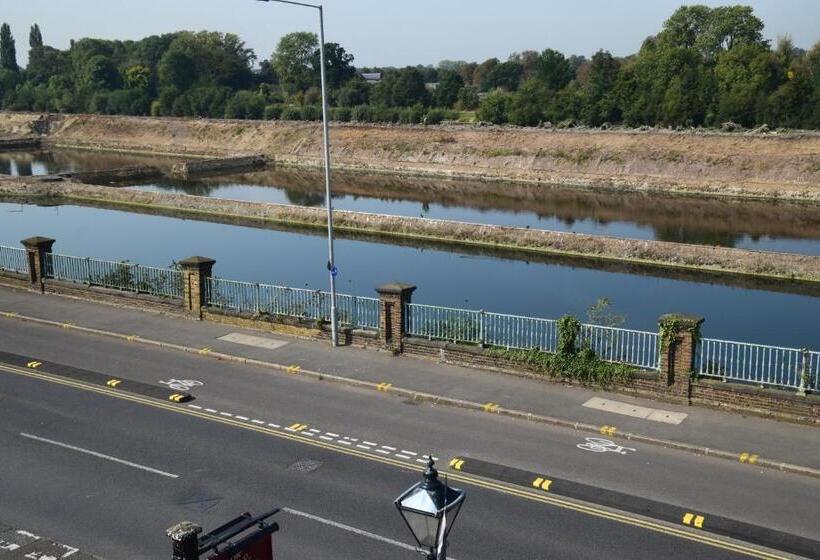 ユースホステル Fox & Hounds Pub