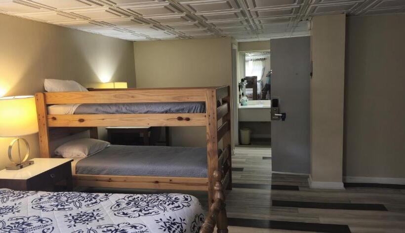 فندق صغير Rodeway Inn Formerly Camp Inn Lodge