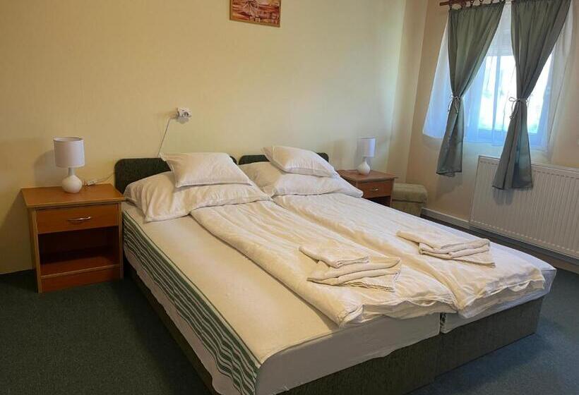 تختخواب و صبحانه Flamingó Szállás