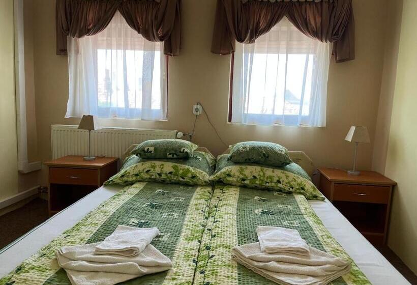 تختخواب و صبحانه Flamingó Szállás