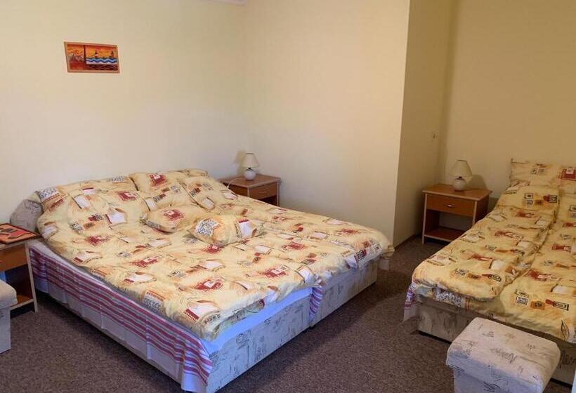 تختخواب و صبحانه Flamingó Szállás