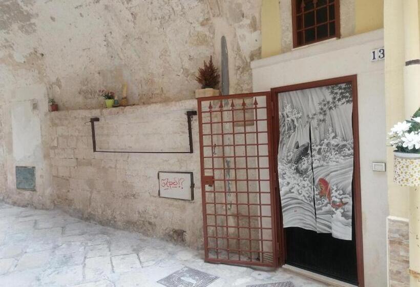 تختخواب و صبحانه Unique White Stone Studio