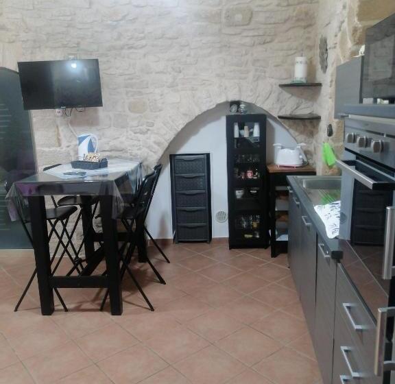 تختخواب و صبحانه Unique White Stone Studio