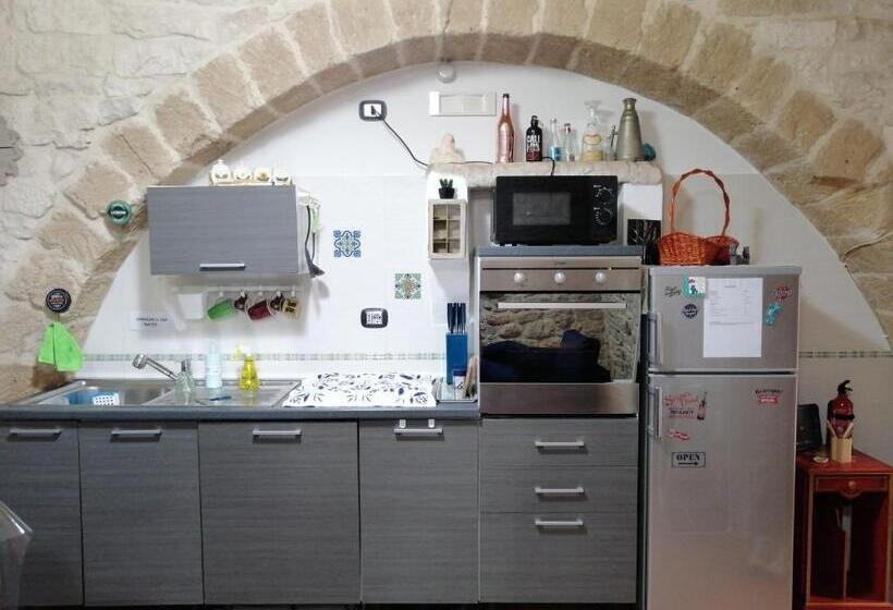 تختخواب و صبحانه Unique White Stone Studio