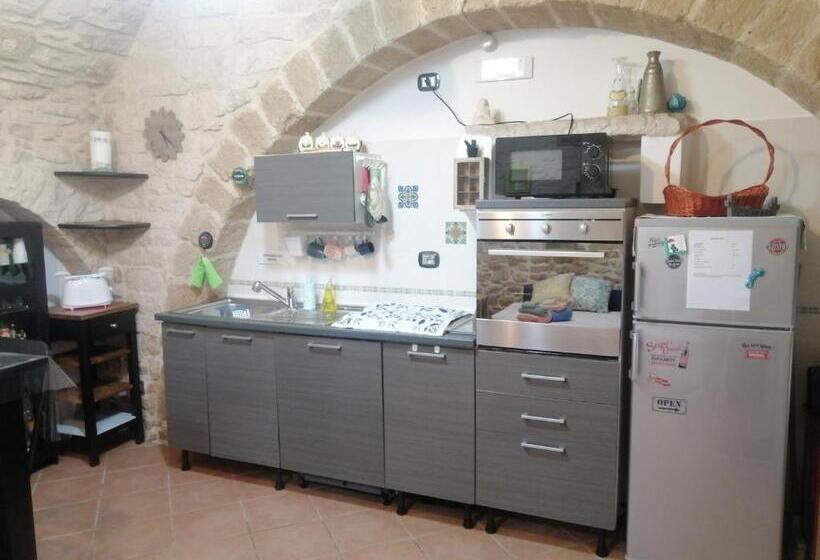 تختخواب و صبحانه Unique White Stone Studio