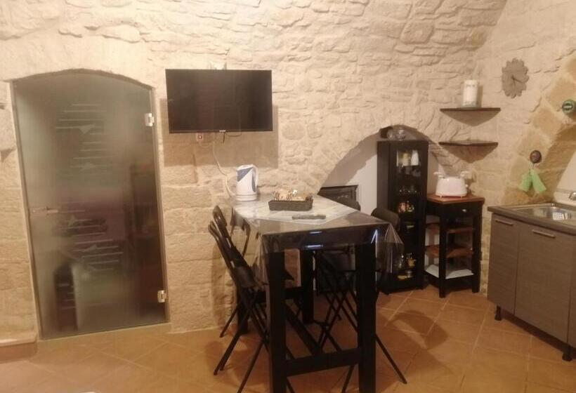 تختخواب و صبحانه Unique White Stone Studio