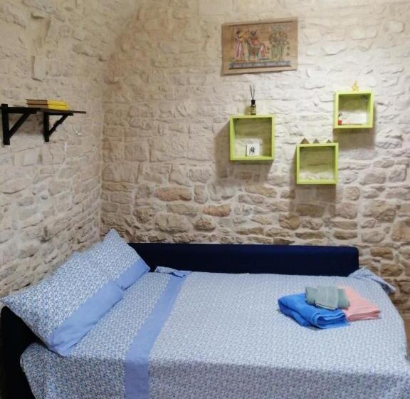 تختخواب و صبحانه Unique White Stone Studio