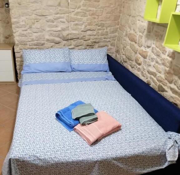 تختخواب و صبحانه Unique White Stone Studio