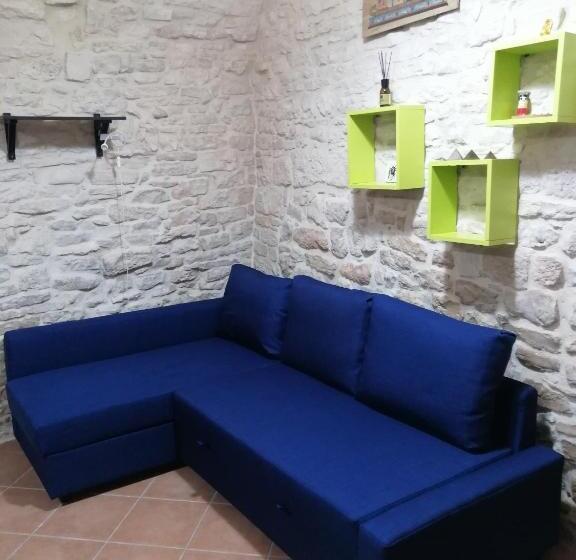 تختخواب و صبحانه Unique White Stone Studio