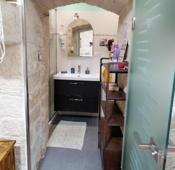 تختخواب و صبحانه Unique White Stone Studio