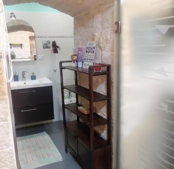 تختخواب و صبحانه Unique White Stone Studio