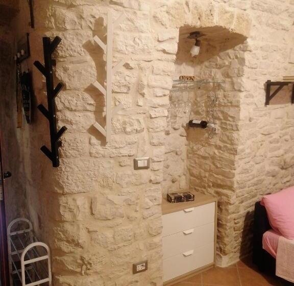 تختخواب و صبحانه Unique White Stone Studio