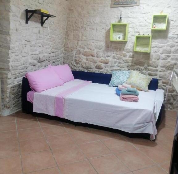 تختخواب و صبحانه Unique White Stone Studio