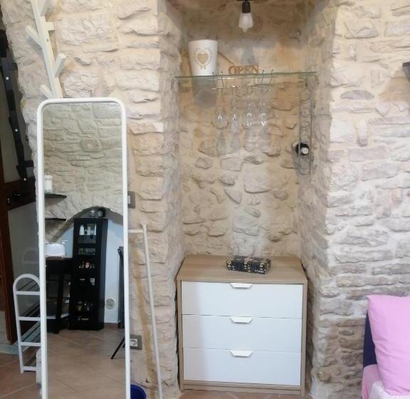 تختخواب و صبحانه Unique White Stone Studio