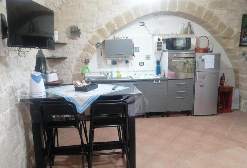 تختخواب و صبحانه Unique White Stone Studio