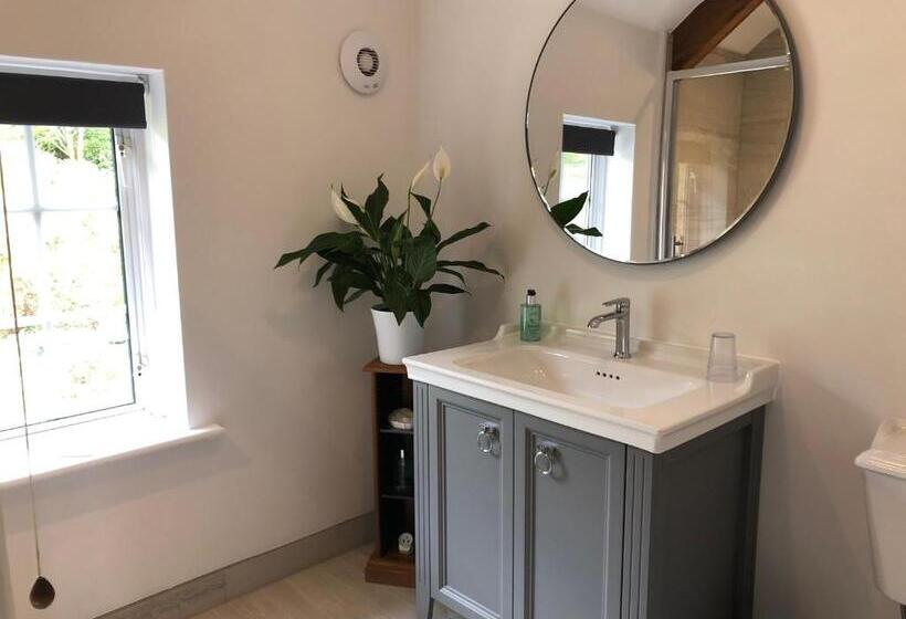 مبيت وإفطار Whiteways Farmhouse