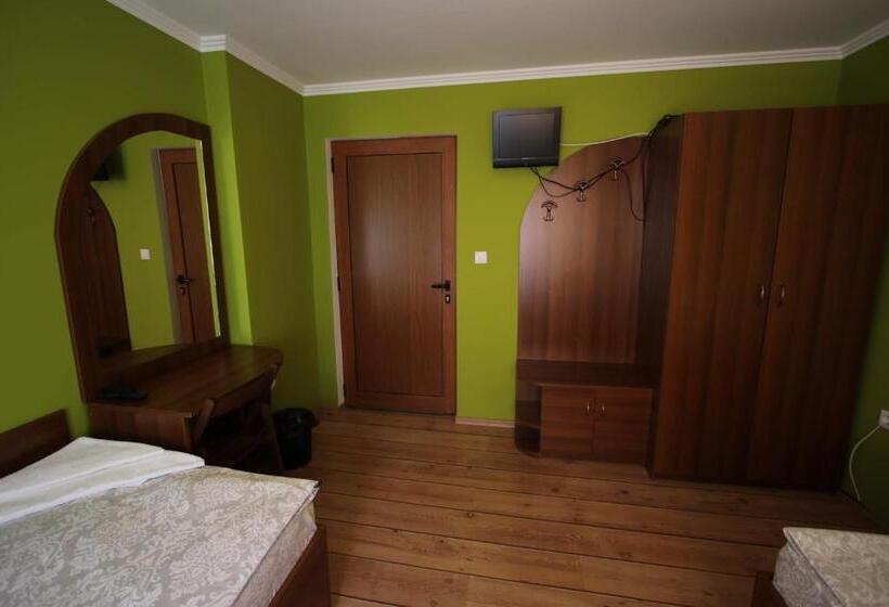 Pension (Hôtel basse catégorie) къща за гости джая