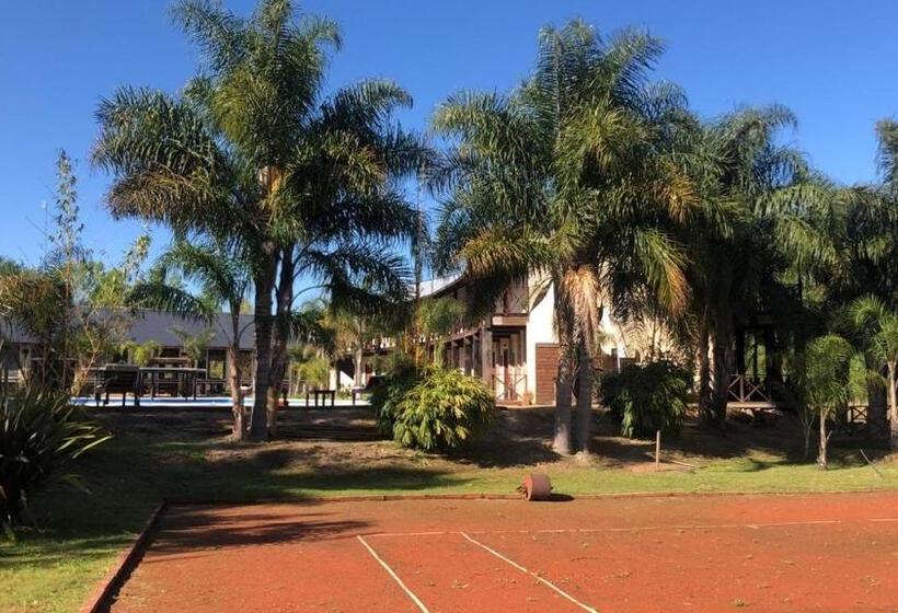 בית מלון כפרי La Delfina Island Resort