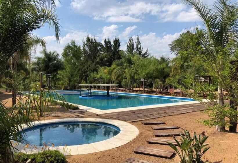 בית מלון כפרי La Delfina Island Resort