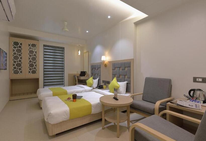 Отель Sifat International