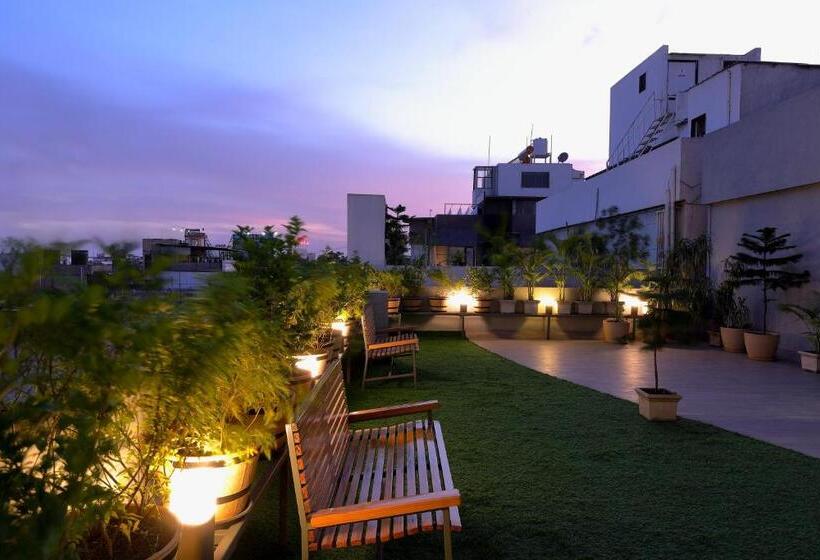 Отель Sifat International