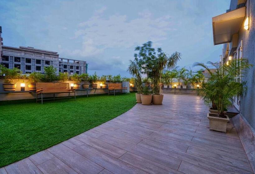 Отель Sifat International