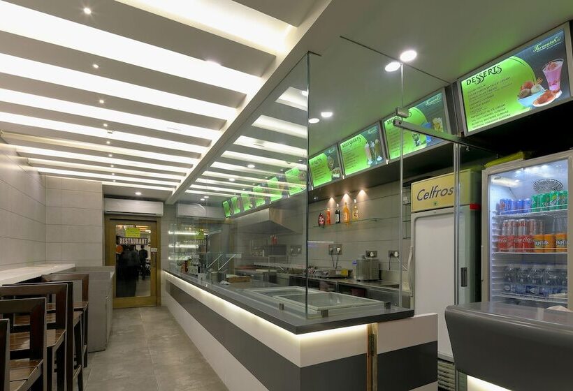 Отель Sifat International