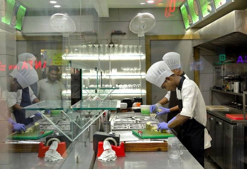 Отель Sifat International