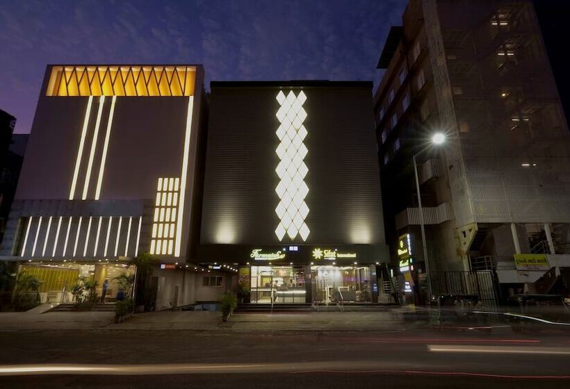 Отель Sifat International