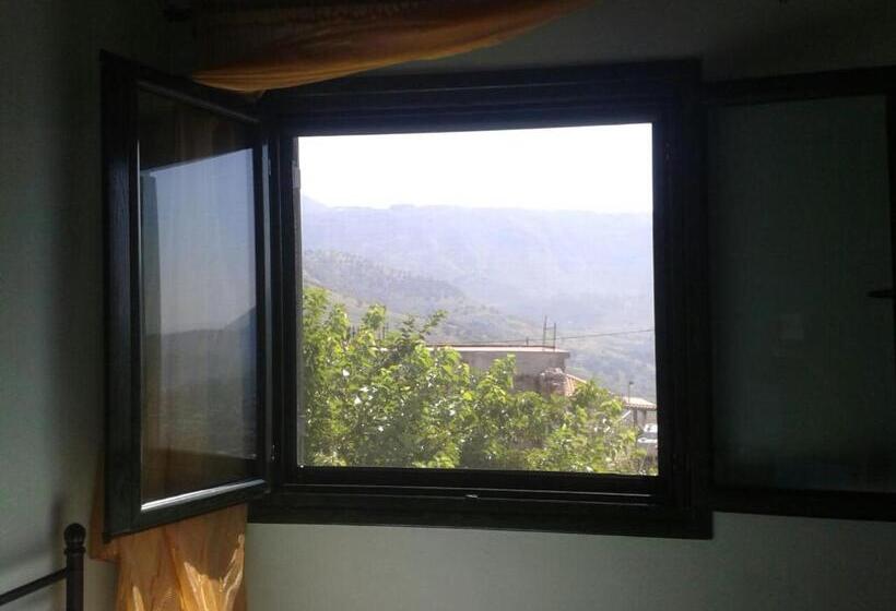 פנסיון Janis Castle Apartment