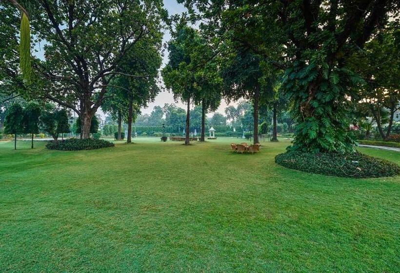 فندق The Lalit Traveller Khajuraho