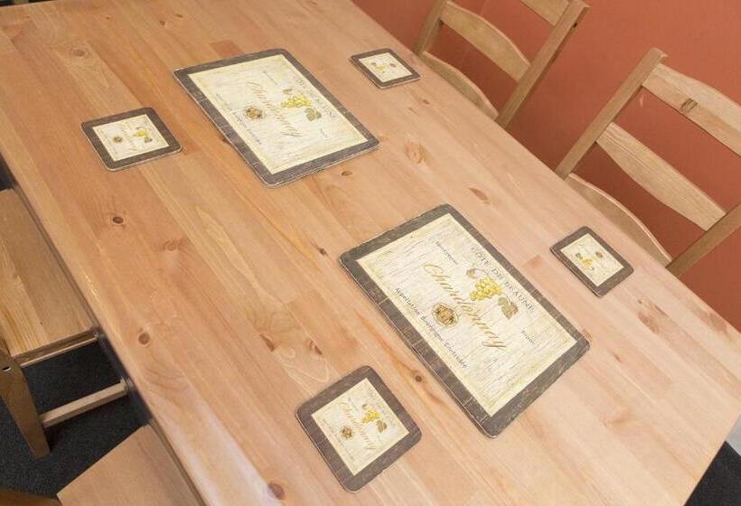 پانسیون Southend Guest House   Close To Beach, Train Station & Southend Airport