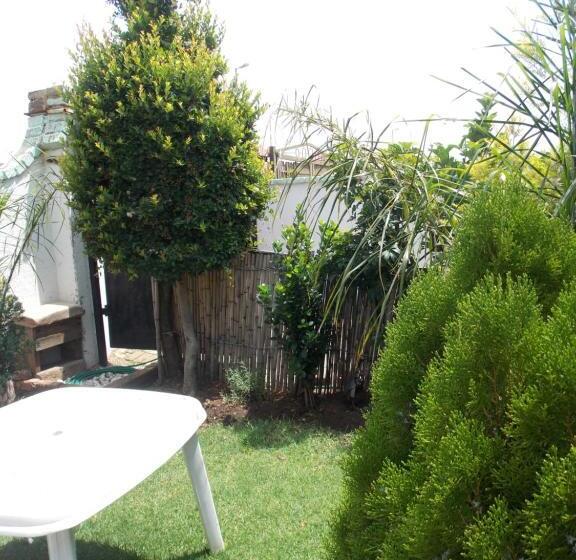 הוסטל Authentic Bicycle Tours And Backpackers