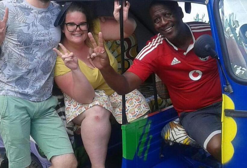 הוסטל Authentic Bicycle Tours And Backpackers