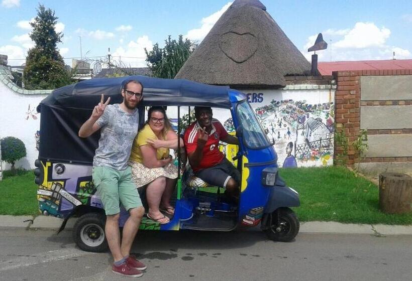 הוסטל Authentic Bicycle Tours And Backpackers