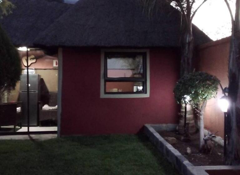 הוסטל Authentic Bicycle Tours And Backpackers