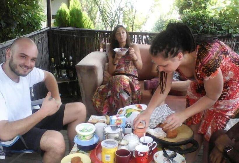 הוסטל Authentic Bicycle Tours And Backpackers