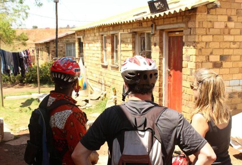 הוסטל Authentic Bicycle Tours And Backpackers