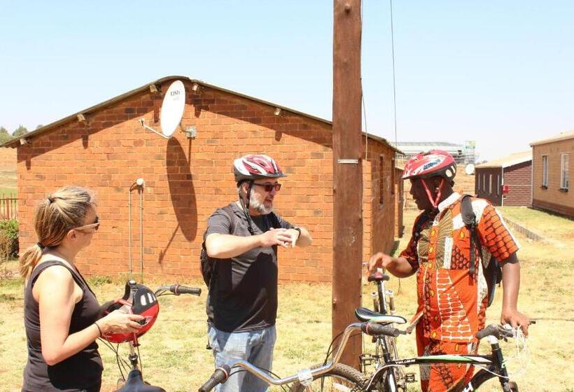 הוסטל Authentic Bicycle Tours And Backpackers