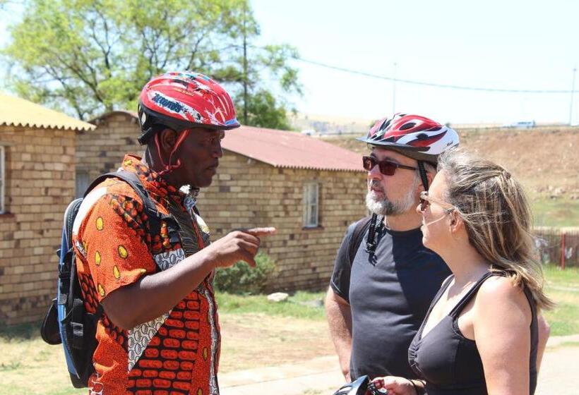 הוסטל Authentic Bicycle Tours And Backpackers