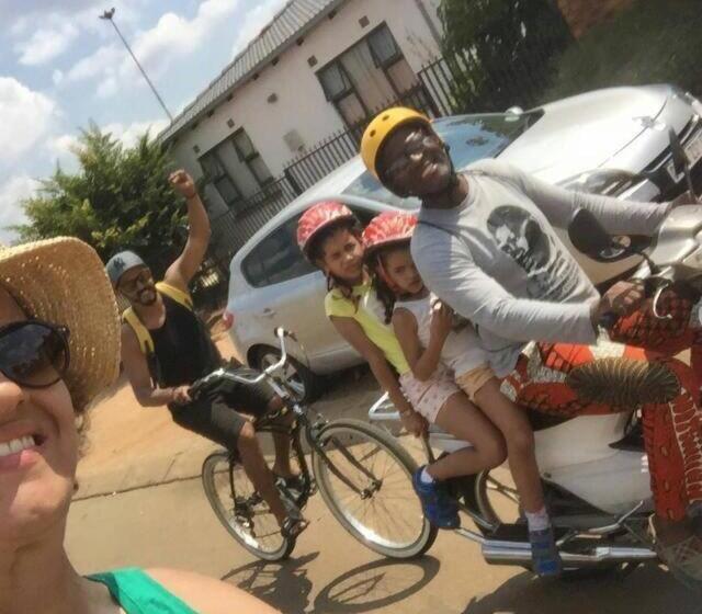 הוסטל Authentic Bicycle Tours And Backpackers