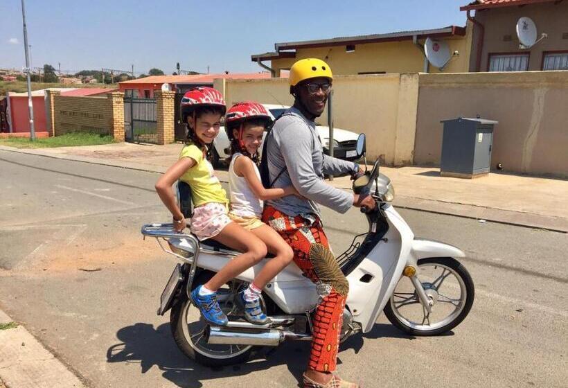 הוסטל Authentic Bicycle Tours And Backpackers