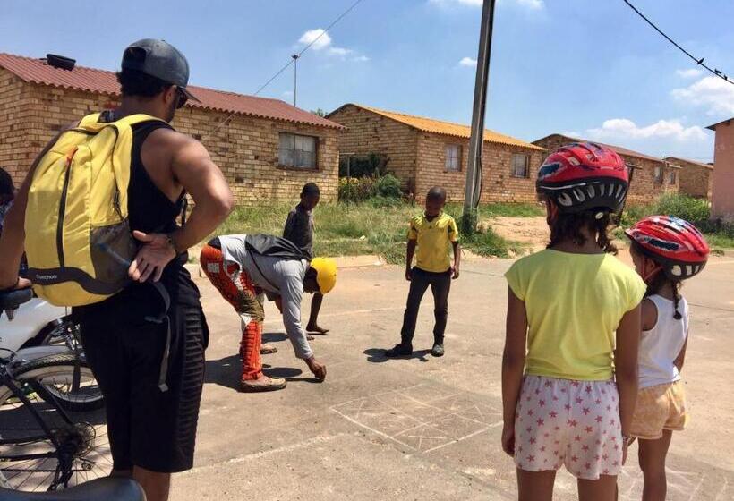 הוסטל Authentic Bicycle Tours And Backpackers