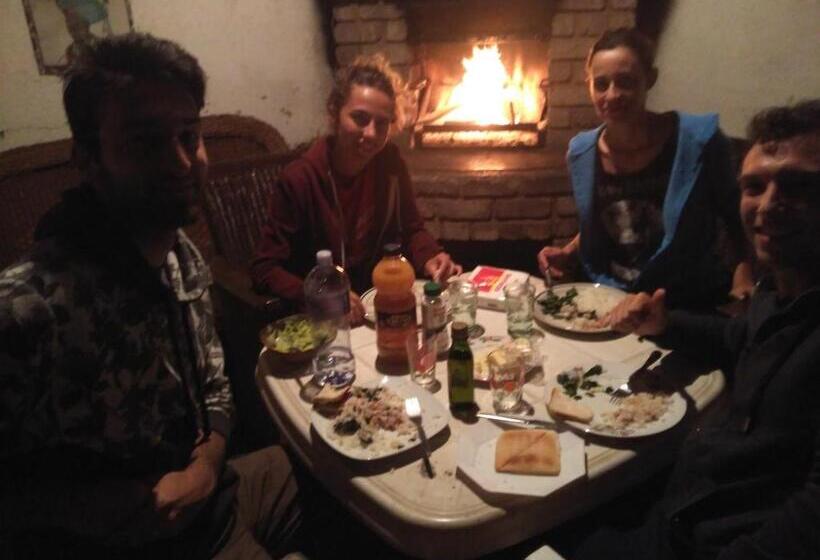 הוסטל Authentic Bicycle Tours And Backpackers