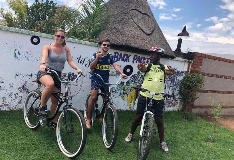 הוסטל Authentic Bicycle Tours And Backpackers